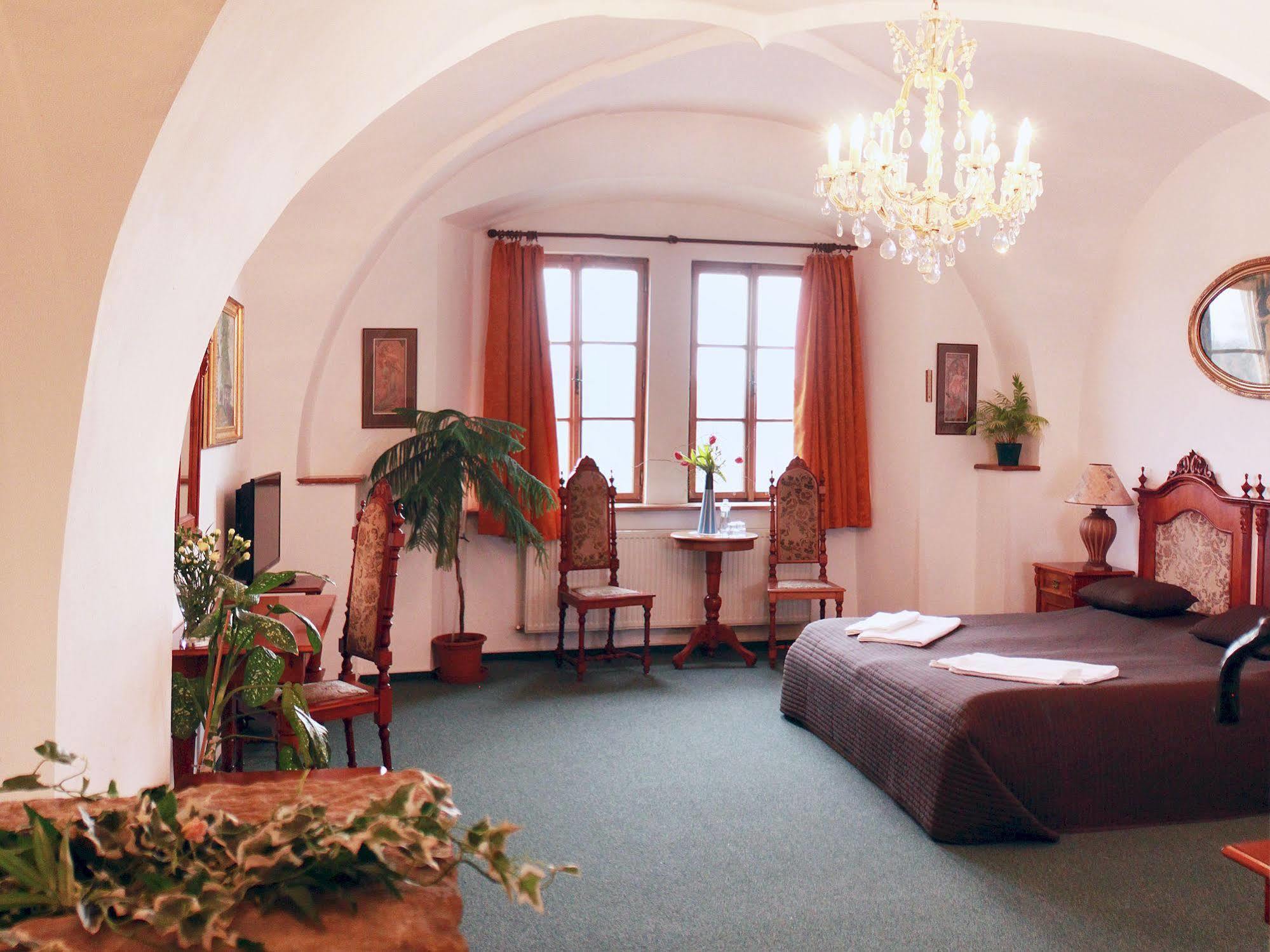 Hotel Zlaty Kohout Млада-Болеслав Экстерьер фото