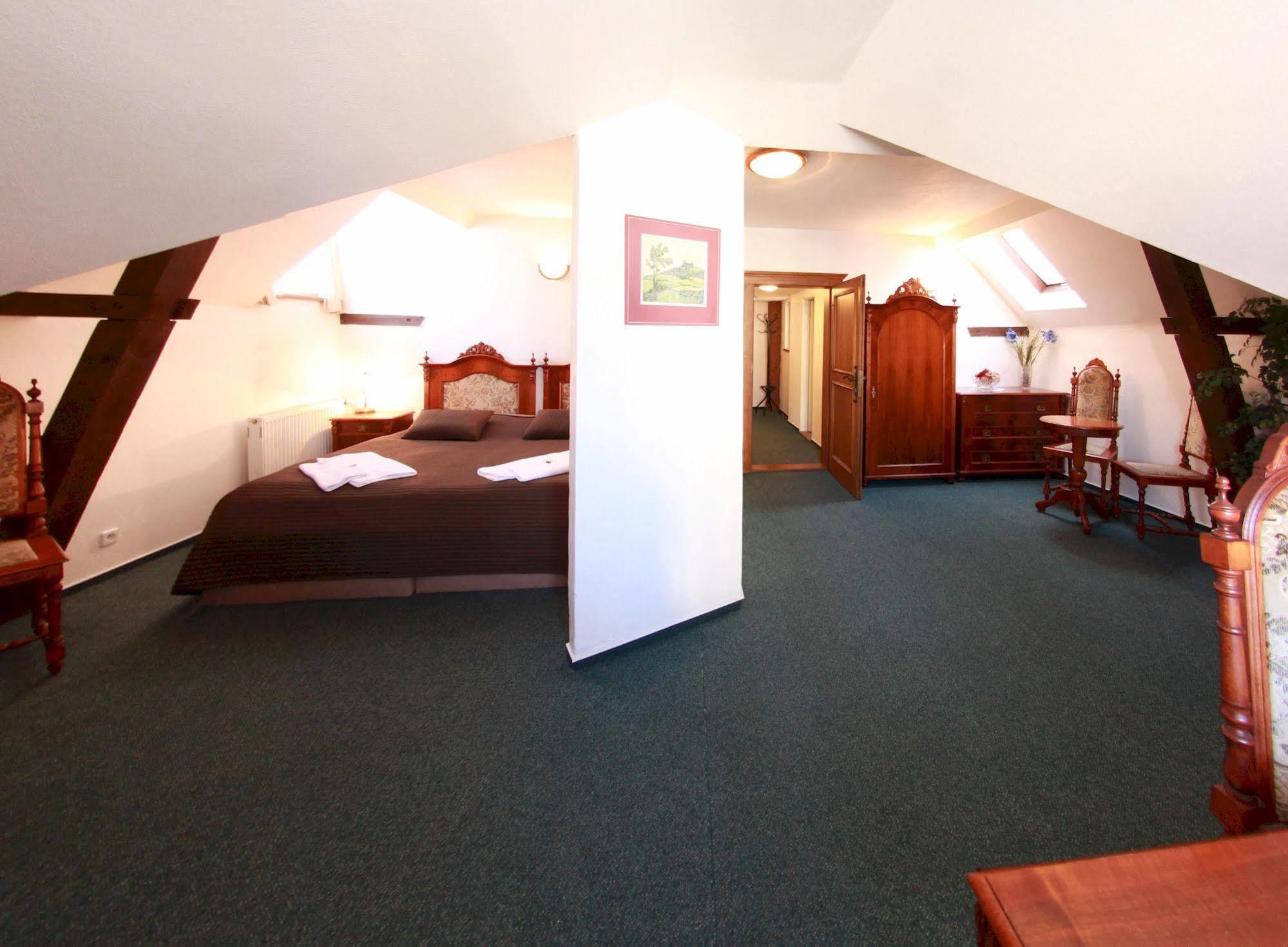 Hotel Zlaty Kohout Млада-Болеслав Экстерьер фото